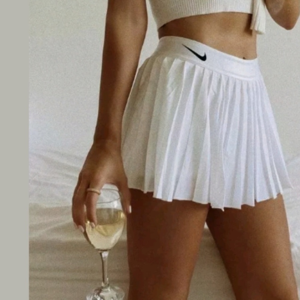White Nike famous pleated skirt 🤍